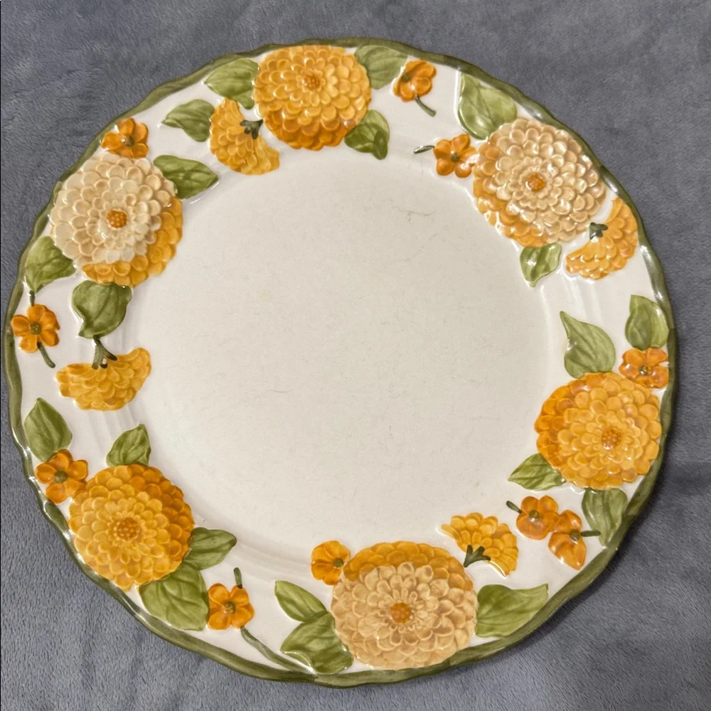 Vintage Metlox Poppytrails Sculpted Zinnia #1073 Set of 2 Dinner Plates 10.5”‎
